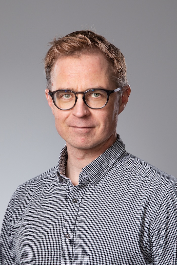 Silmälasipäinen ristiverinen mies