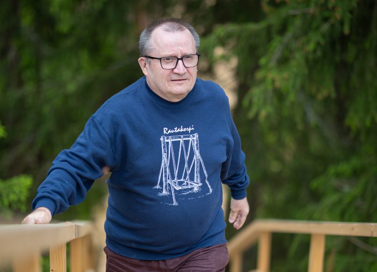 Mies kävelee kuntoportaita keväisenä päivänä.