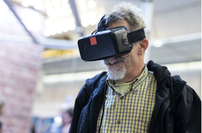 MIes virtuaalilasit silmillään
