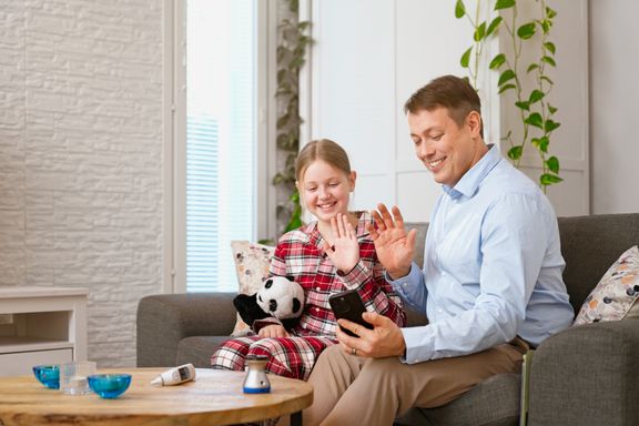Isä ja tytät juttelevat kännykän kautta lääkärille