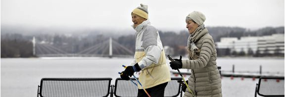 Mies ja nainen kävelyllä talvisessa säässsä.