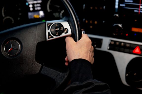 Eläkeläinen ajaa autoa