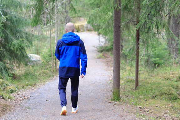 Mies käelee metsässä