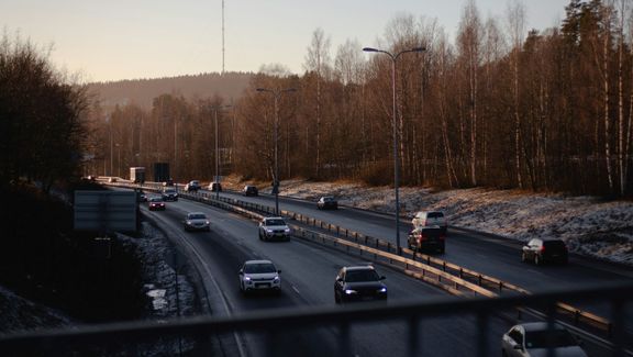 vilkasliikenteinen tie kuvattu sillalta