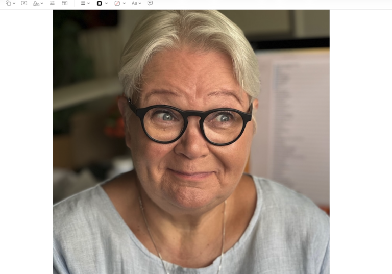 Harmaatukkainen kuusikymppinen nainen