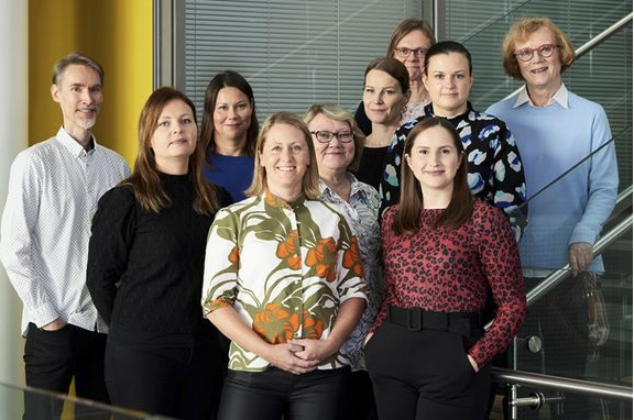 Iloinen joukko eri ikäisiä tutkijoita