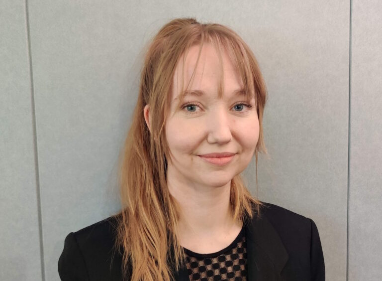 ristiverinen pitkätukkainen nuori nainen