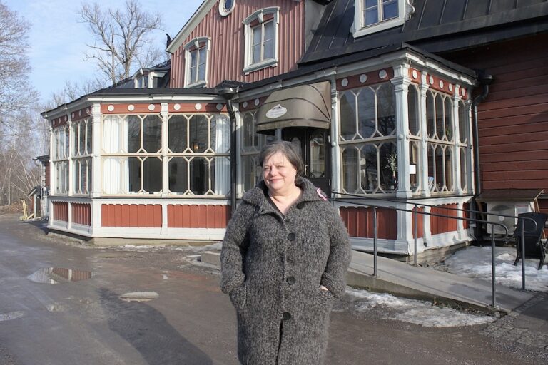 tumma tuhti nainen