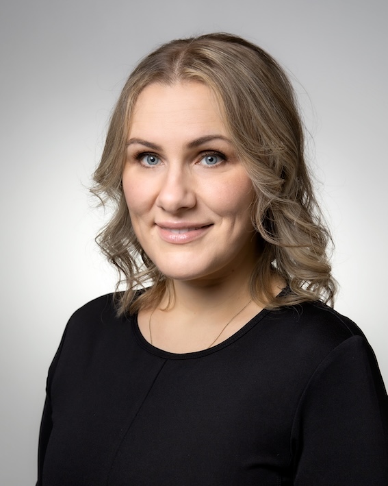Ristiverinen hymyilevä nainen