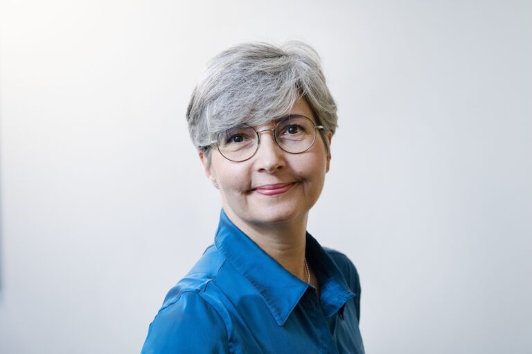 harmaatukkainen nainen