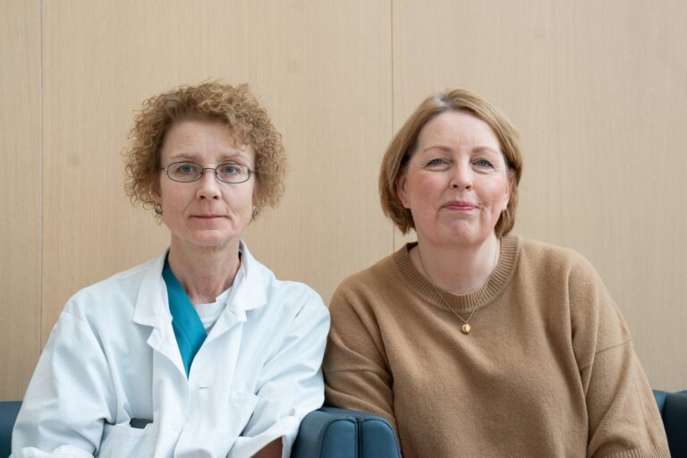 Kaksi ristiveristänasta istuu rinnakkain