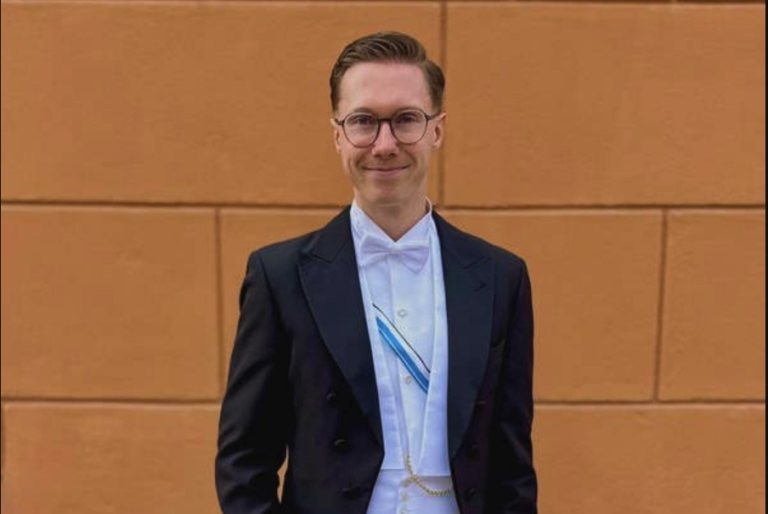 tumma hymyilevä mies