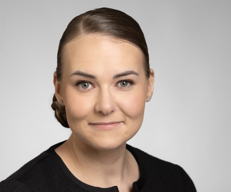 Tumma hymyilevä tutkija