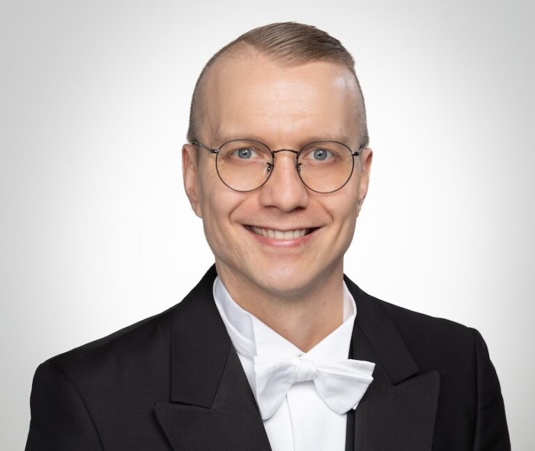 hymyilevä tumma nuori mies