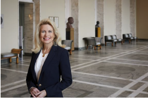 Kokoomuksen eduskuntaryhmän puheenjohtaja Pia Kauma seisoo eduskunnassa