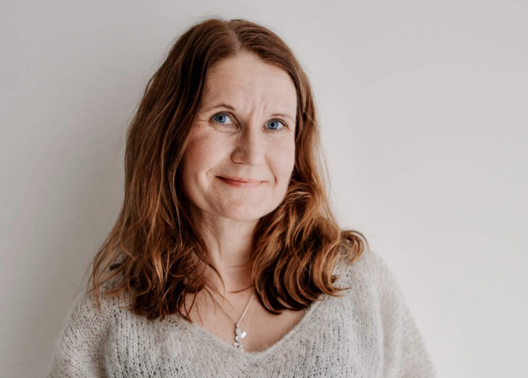 tumma kaunis nainedn