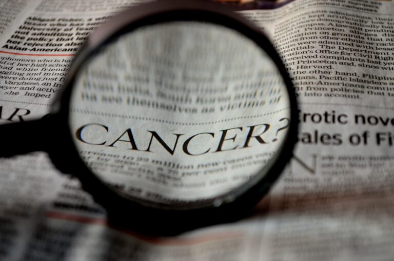 Suurennuslasiss anäkyy sanan CANCER