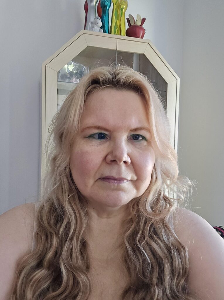 vaalea nainen istuu